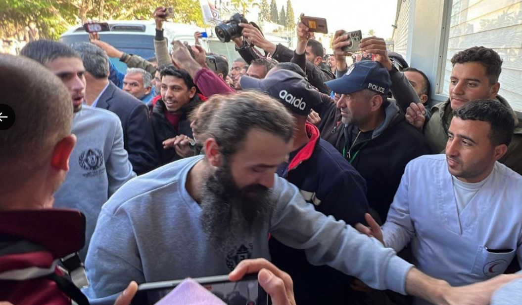 Sebanyak 200 tahanan Palestina dibebaskan setelah Hamas melepaskan 4 tentara wanita Israel. (foto X/@StanlNwosu)